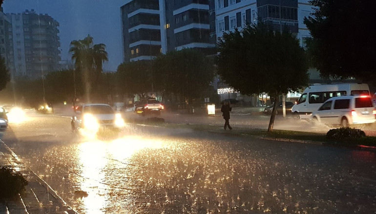 Antalyayı fırtına, kar ve sağanak vurdu Yolları kar kapattı, ağaçlar devrildi