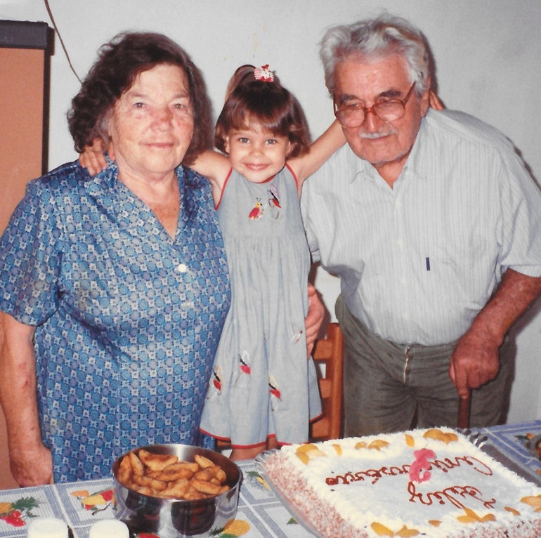 Bu fotoğraf 26 yıl önce çekildi... Babaannem ve dedem ikisi de melek oldu