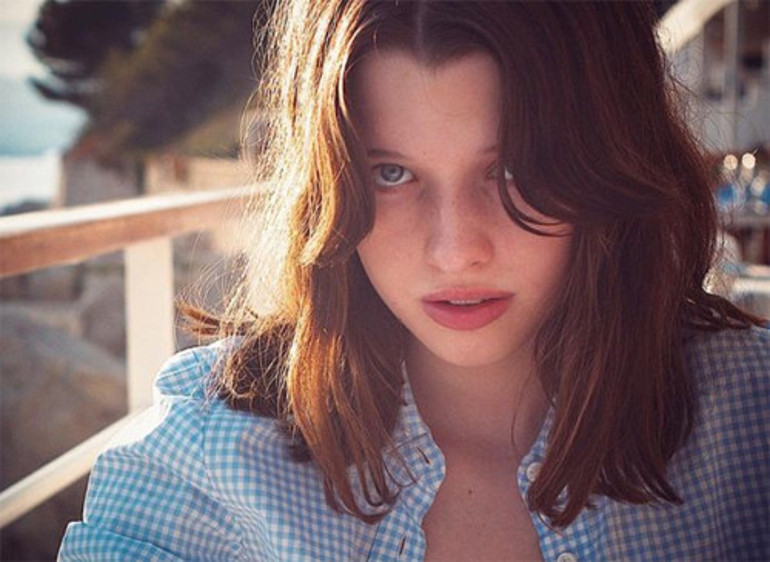 İkizi kadar benzediği annesinden torpilli... Ünlü yıldızın kızı da aynı yolda