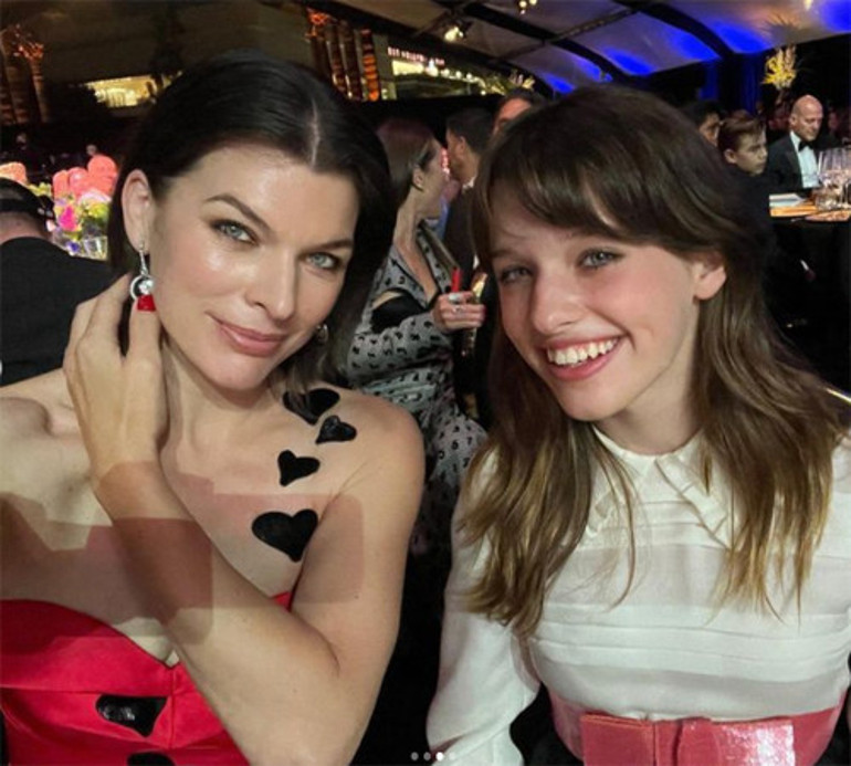 İkizi kadar benzediği annesinden torpilli... Ünlü yıldızın kızı da aynı yolda