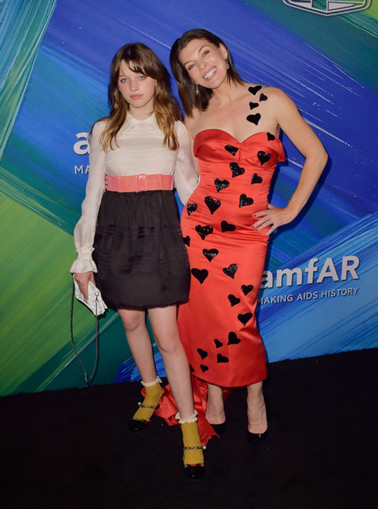 İkizi kadar benzediği annesinden torpilli... Ünlü yıldızın kızı da aynı yolda