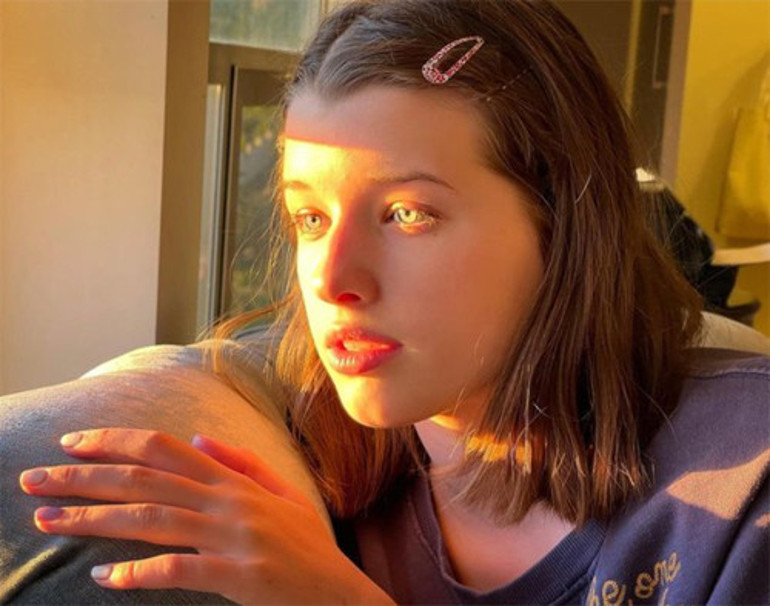 İkizi kadar benzediği annesinden torpilli... Ünlü yıldızın kızı da aynı yolda