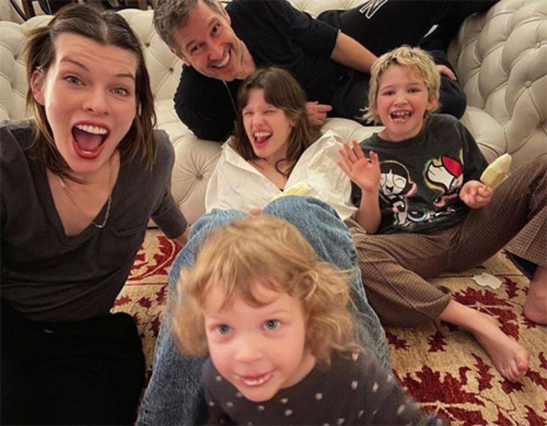 İkizi kadar benzediği annesinden torpilli... Ünlü yıldızın kızı da aynı yolda