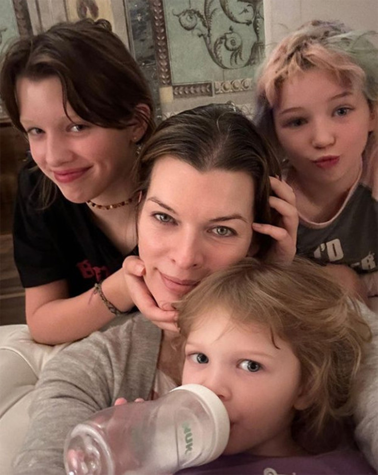 İkizi kadar benzediği annesinden torpilli... Ünlü yıldızın kızı da aynı yolda