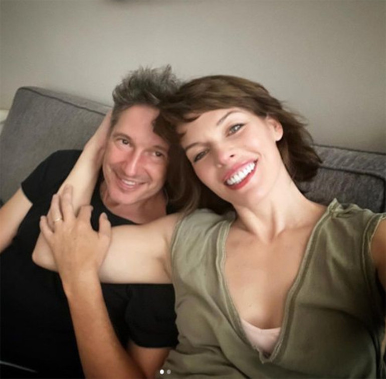 İkizi kadar benzediği annesinden torpilli... Ünlü yıldızın kızı da aynı yolda