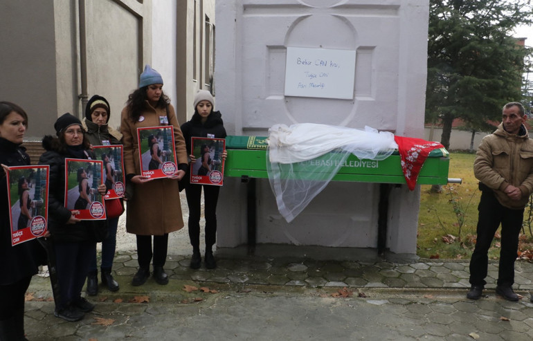 25 yaşındaki Tuğçe evinin önünde öldürülmüştü Annesinin feryadı yürekleri dağladı