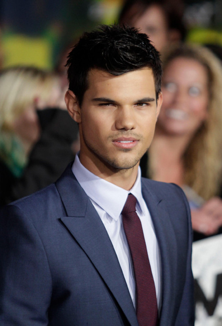 Çıplak sahnede oynamak istemiyorum dedim, merhamet etmediler... Acemiliğimden faydalandılar