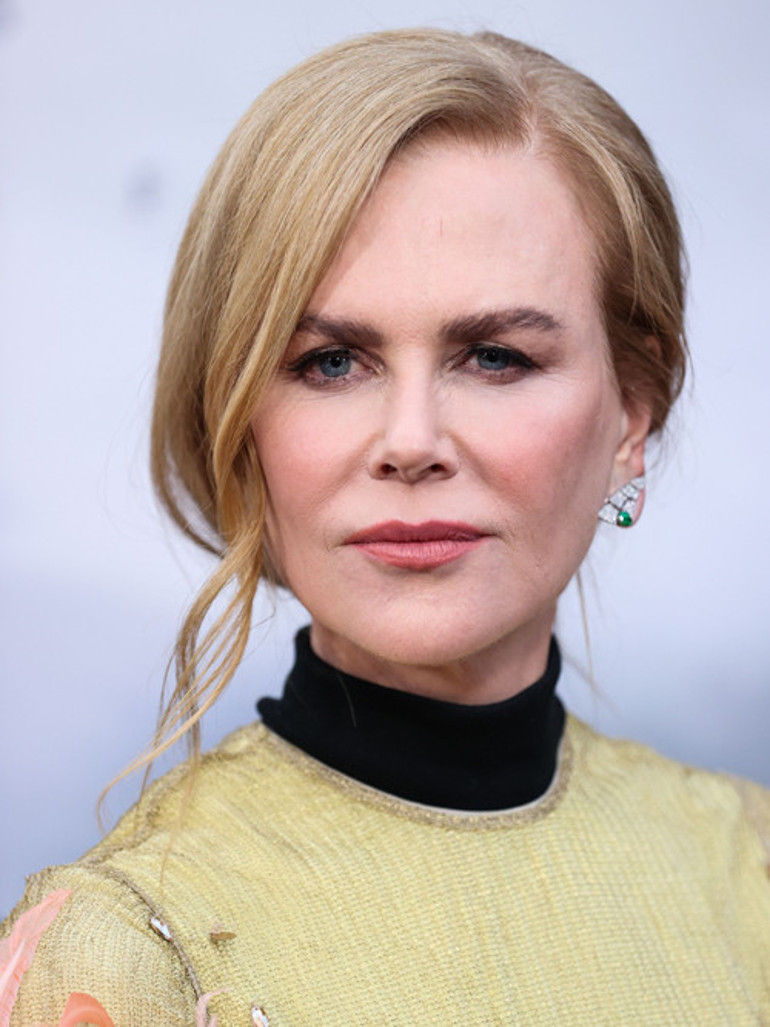 Çıplak sahnede oynamak istemiyorum dedim, merhamet etmediler... Acemiliğimden faydalandılar