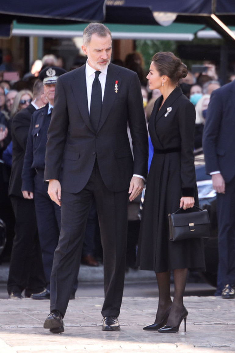 Eskici kraliçe, Katein elbise dolabına mı uzandı