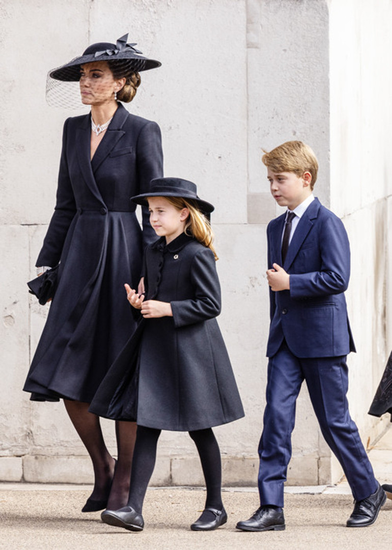 Eskici kraliçe, Katein elbise dolabına mı uzandı