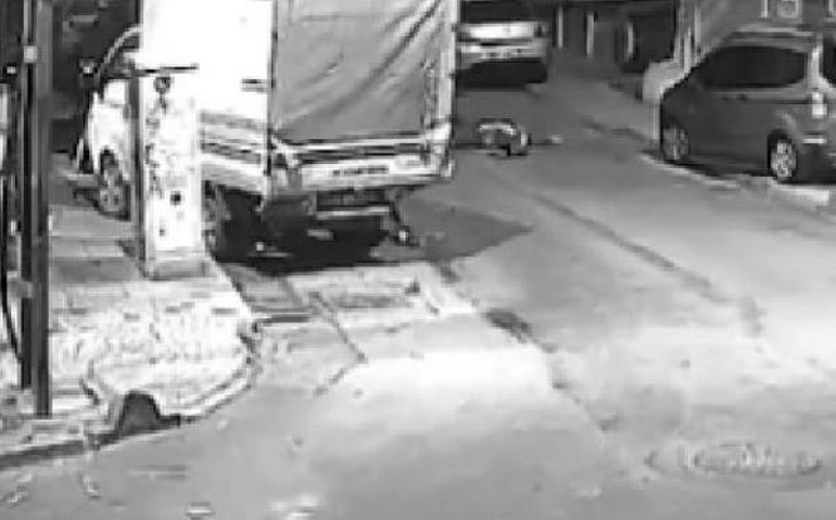 İstanbulda akılalmaz olay: Kız kardeşini araçta görünce kaputa atladı