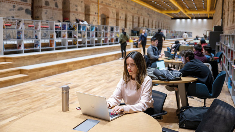 Rami Kütüphanesi’nde bir gece yarısı