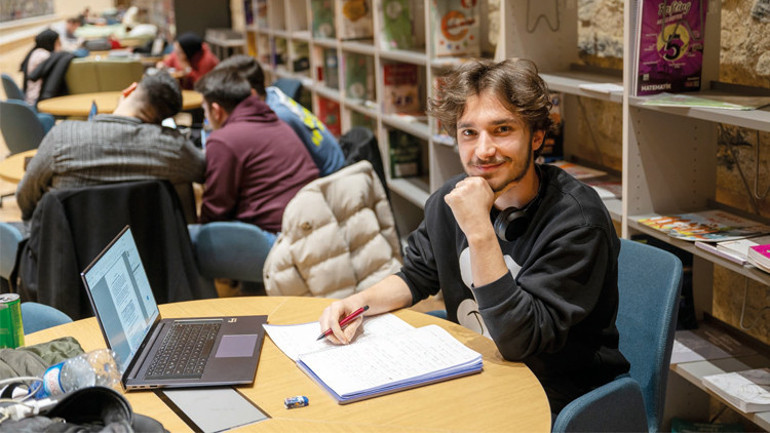 Rami Kütüphanesi’nde bir gece yarısı