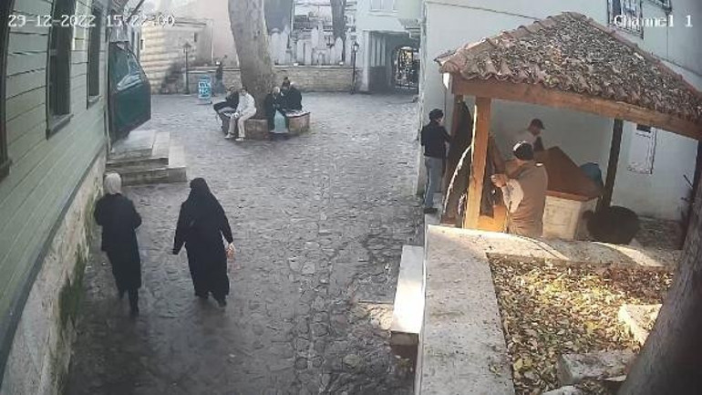 Camide hırsızlık: Abdest alırken 9 bin doları çalındı