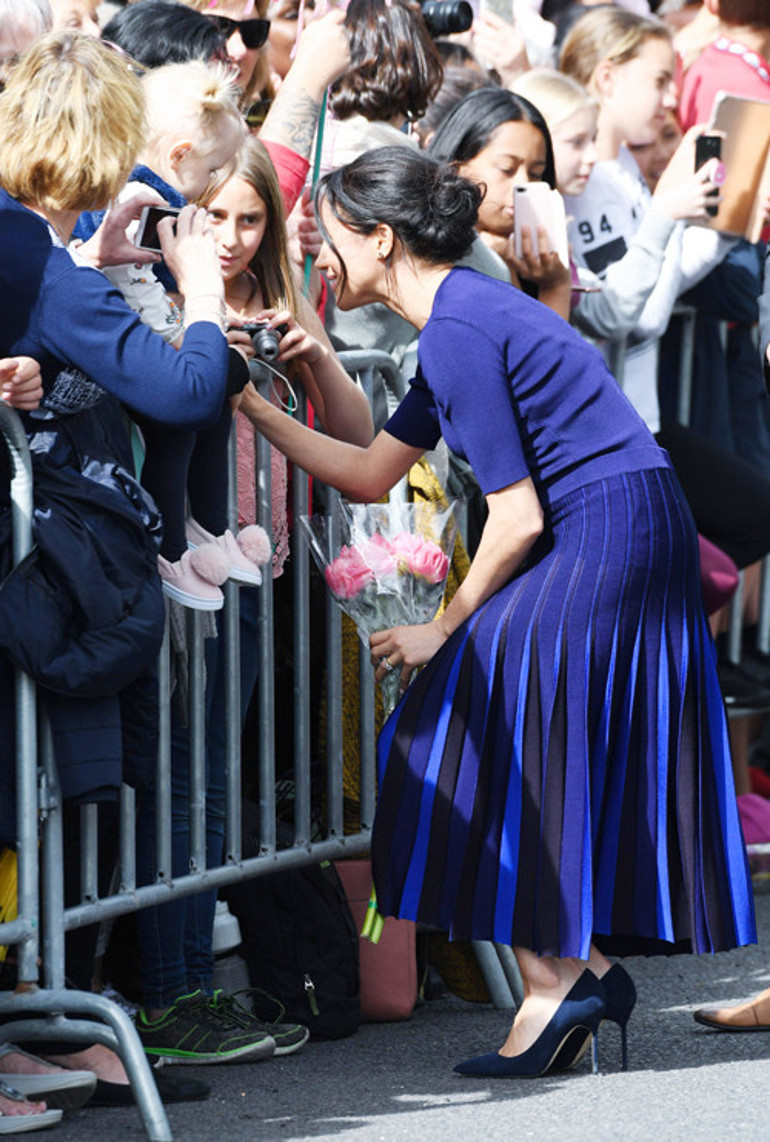 Kate renkli giyindi, Meghan çok terledi