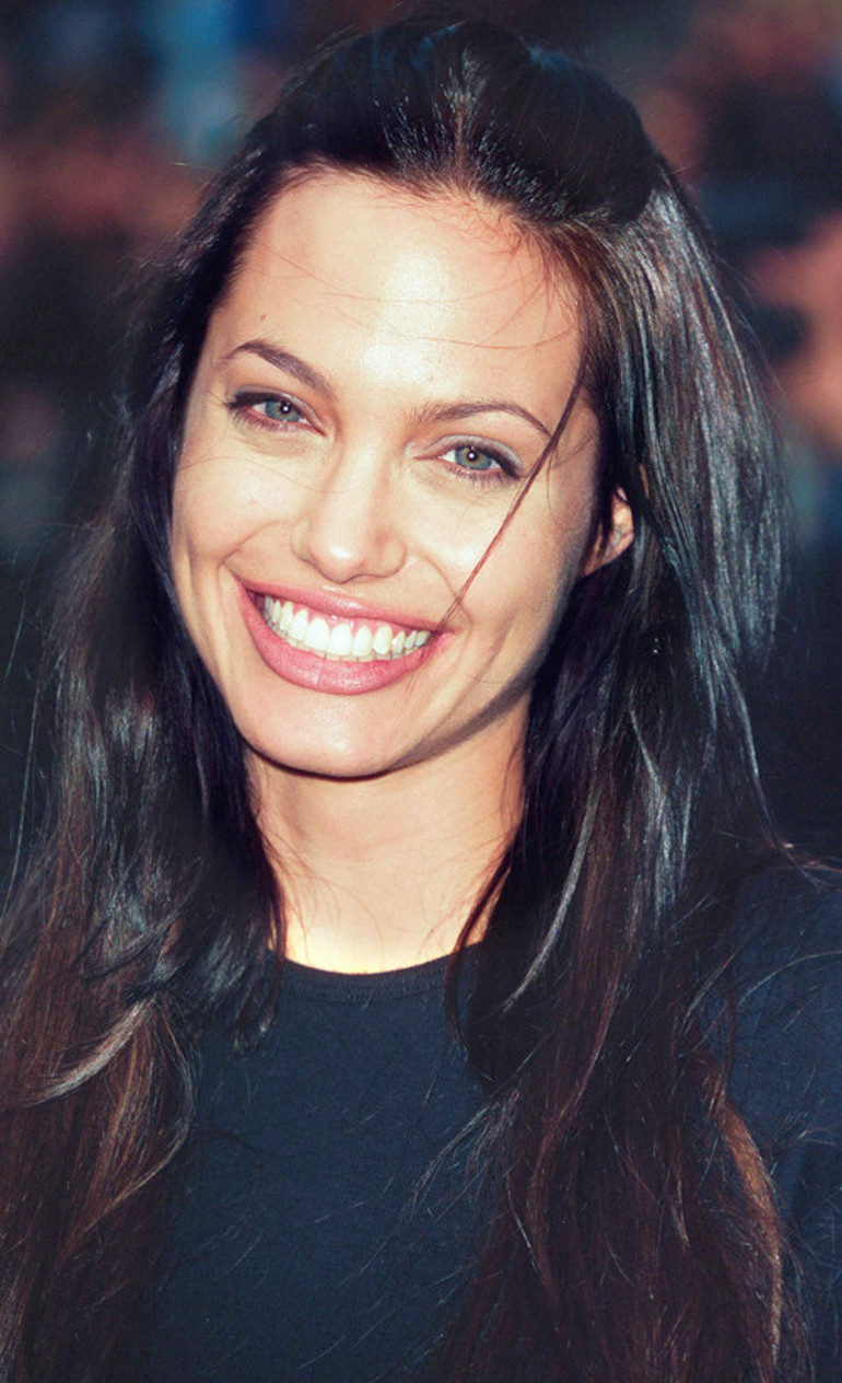 Madalyonun karanlık yüzü: Beni duş alırken izlemek istedi, film çekilsin diye katlandım