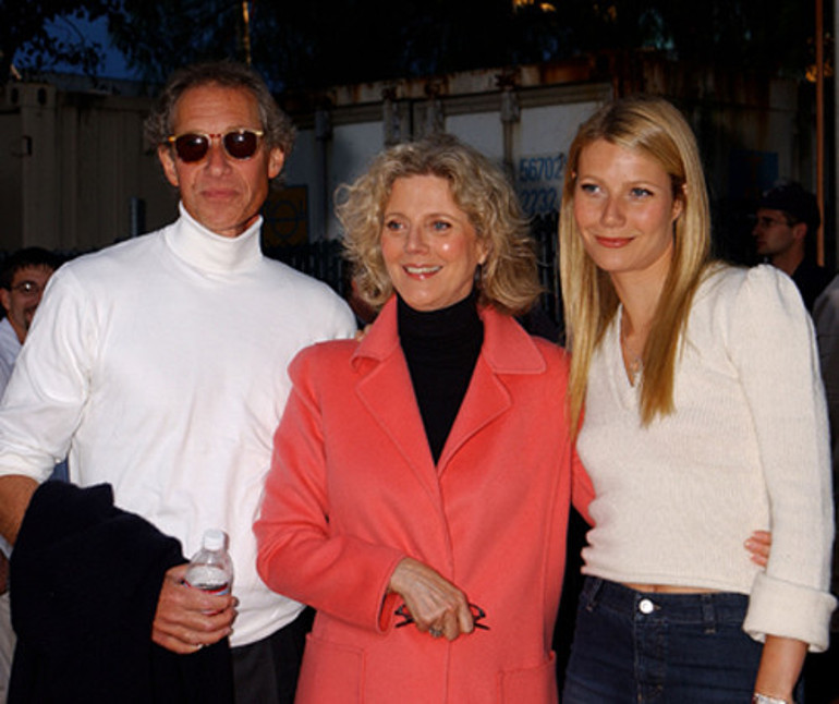 Madalyonun karanlık yüzü: Beni duş alırken izlemek istedi, film çekilsin diye katlandım