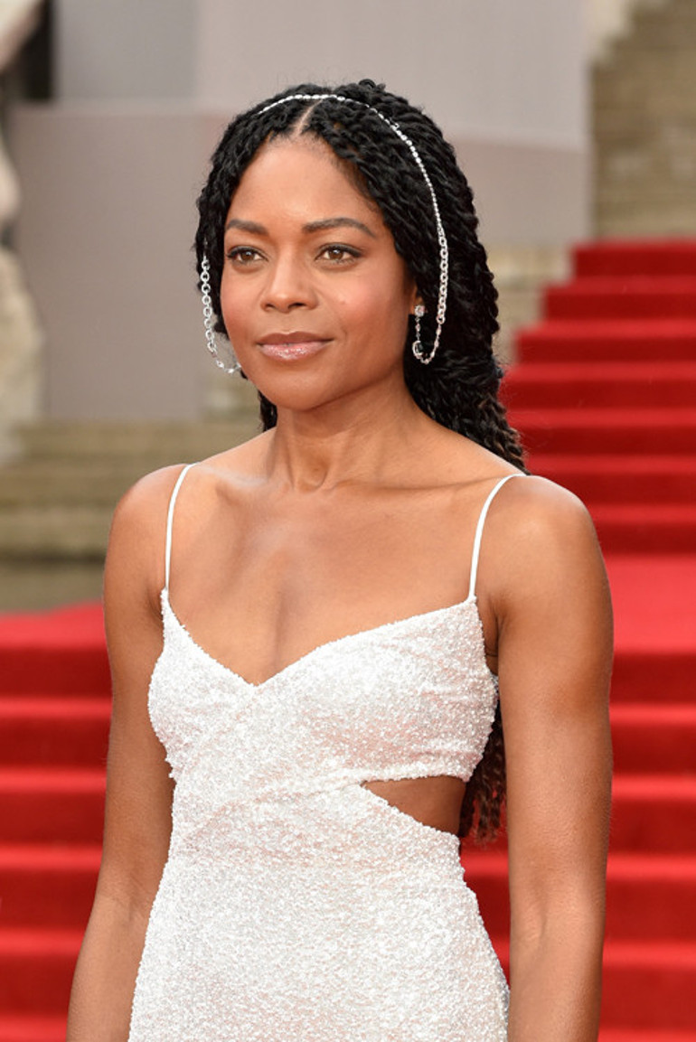 Madalyonun karanlık yüzü: Beni duş alırken izlemek istedi, film çekilsin diye katlandım