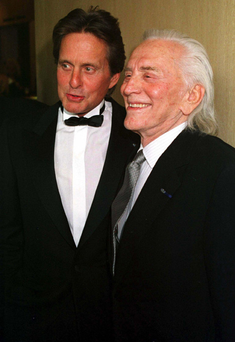 Madalyonun karanlık yüzü: Beni duş alırken izlemek istedi, film çekilsin diye katlandım