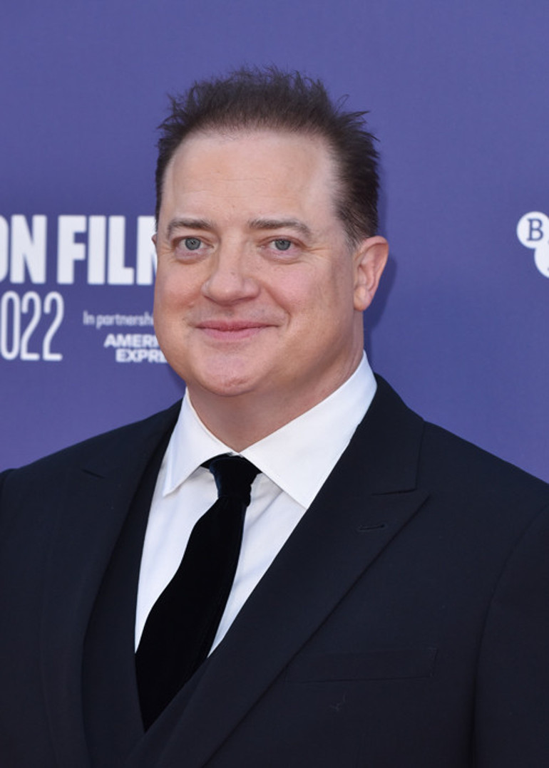 Madalyonun karanlık yüzü: Beni duş alırken izlemek istedi, film çekilsin diye katlandım