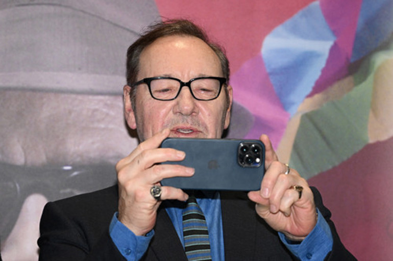 Madalyonun karanlık yüzü: Beni duş alırken izlemek istedi, film çekilsin diye katlandım