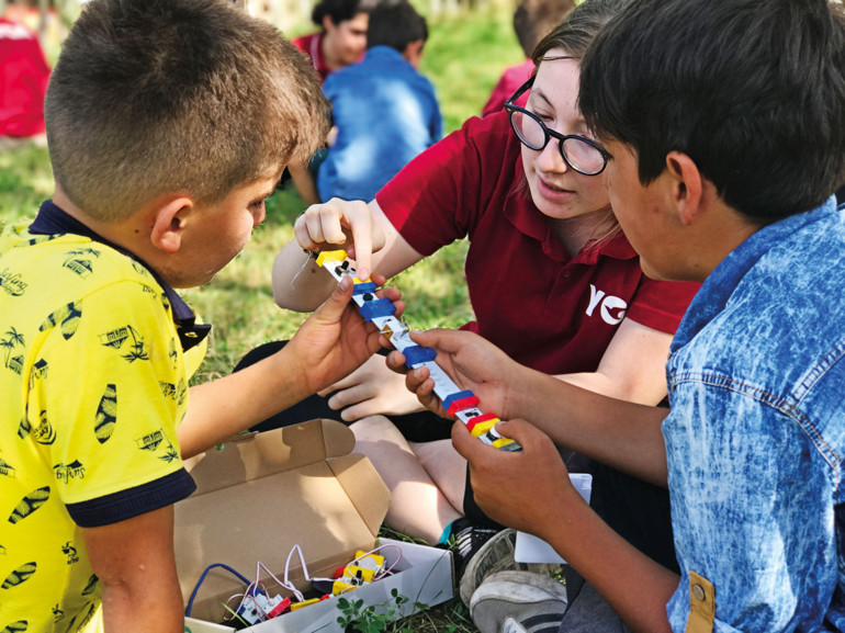 750 bin çocuğu bilimle tanıştırdı