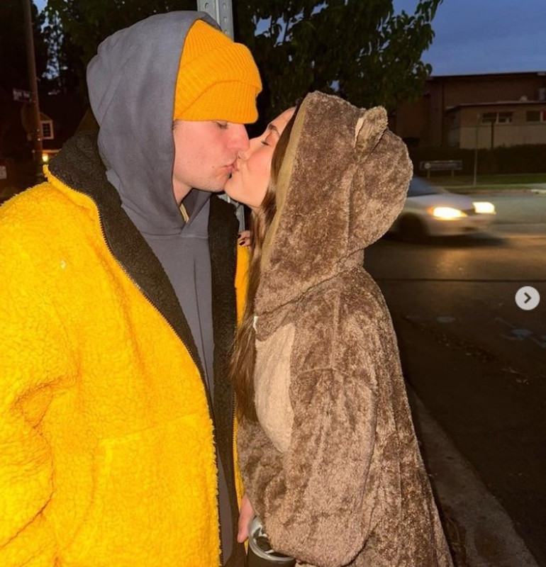 Justin Bieber müzik haklarını 200 milyon dolara sattı, karısını kutlama yemeğine götürdü