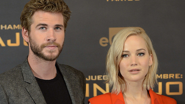 Giydiği elbiseyle Hollywood yıldızına mesaj mı verdi Rol arkadaşıyken yakınlaşmışlardı: Kameralar kapalıyken onu öptüm