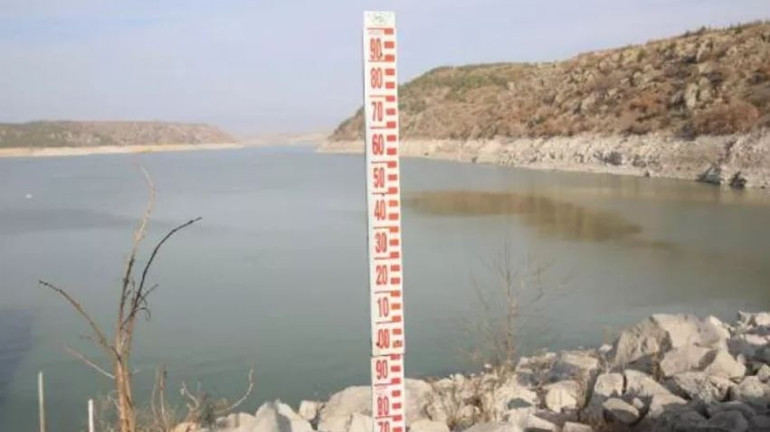Kuraklık hiç olmadığı kadar tehlikeli Can çekişen barajları besleyecek yağışlar ne zaman gelecek İçecek suda kısıtlamaya gitmek durumunda bile kalabiliriz