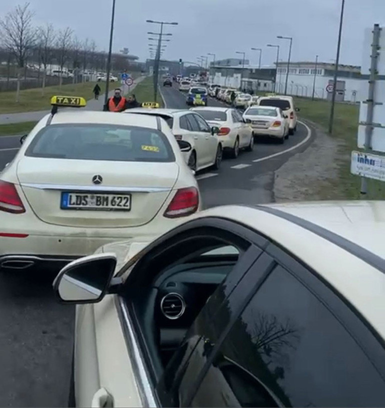 Berlin’de korsan taksicilere isyan: ‘Elimizden ekmeğimizi çalıyorlar’