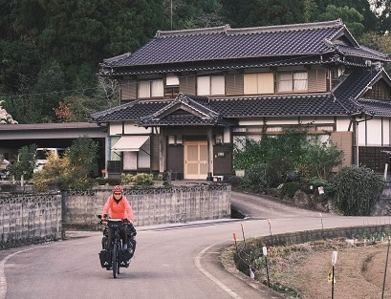 ‘Bisiklet sayesinde onlarca güzel insanla tanışıp evlerine konuk olduk’