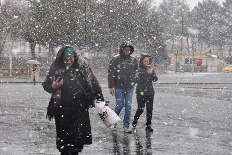 Son dakika... Meteoroloji uyarmıştı, kar yağışı etkili oluyor Türkiye beyaza büründü: İşte kar manzaraları