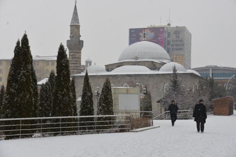 Son dakika... Meteoroloji uyarmıştı, kar yağışı etkili oluyor Türkiye beyaza büründü: İşte kar manzaraları