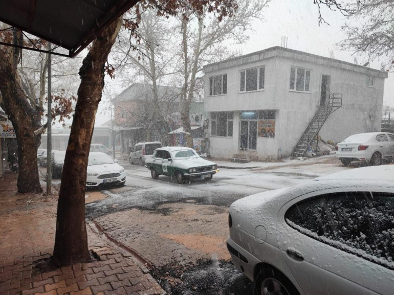 Son dakika... Meteoroloji uyarmıştı, kar yağışı etkili oluyor Türkiye beyaza büründü: İşte kar manzaraları