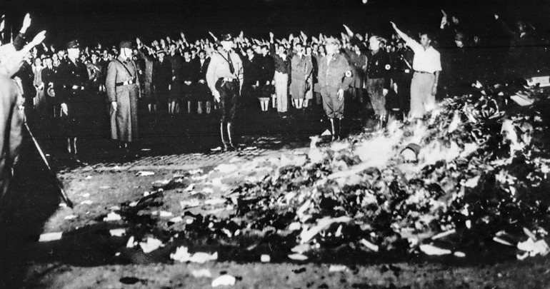 Yobazlığın kalıntısı... Kitap yakmak