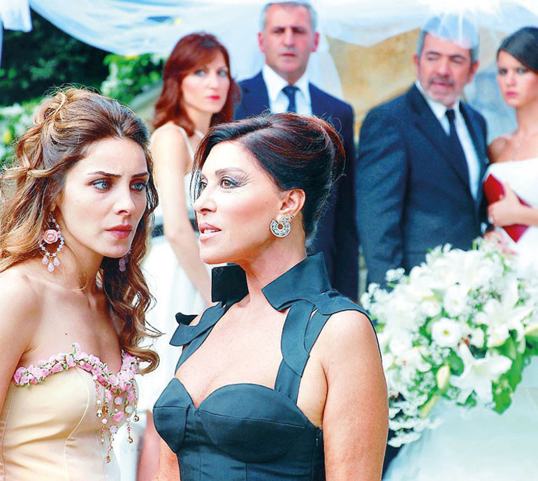 Kedili evde mum değil abajur bile yakılmaz