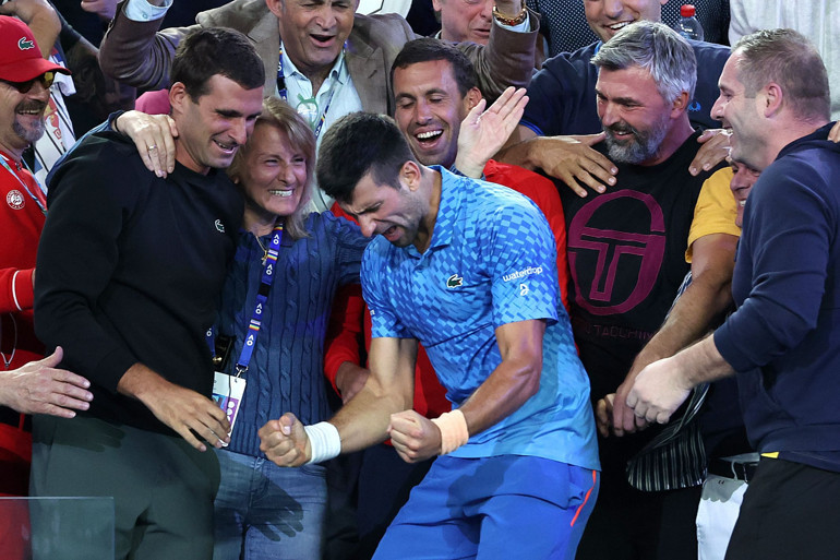 Avustralya Açıkta şampiyon Novak Djokovic Tsitsipasa şans vermedi, Nadalın rekoruna ortak oldu