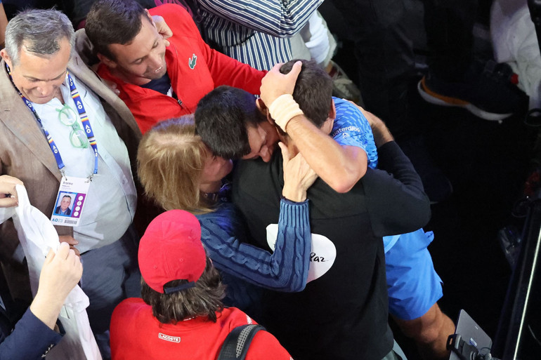 Avustralya Açıkta şampiyon Novak Djokovic Tsitsipasa şans vermedi, Nadalın rekoruna ortak oldu