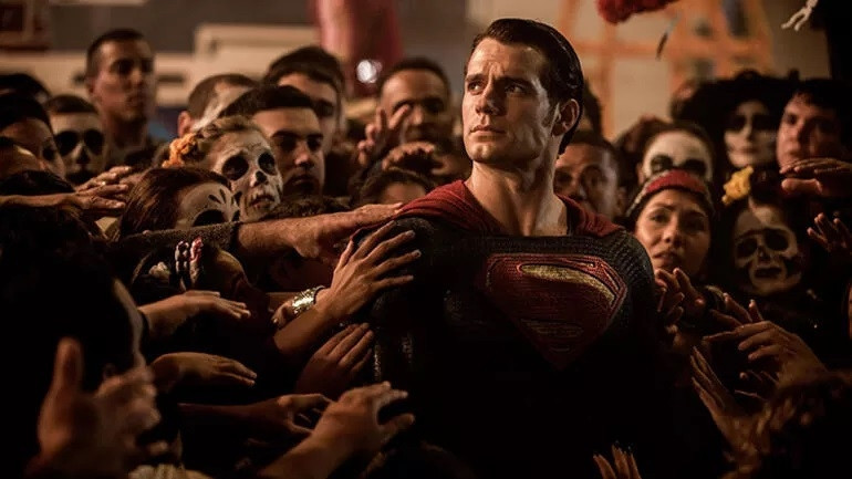 İşte kaybetti ama aşkta kazandı: Henry Cavill sevgilisiyle el ele görüntülendi