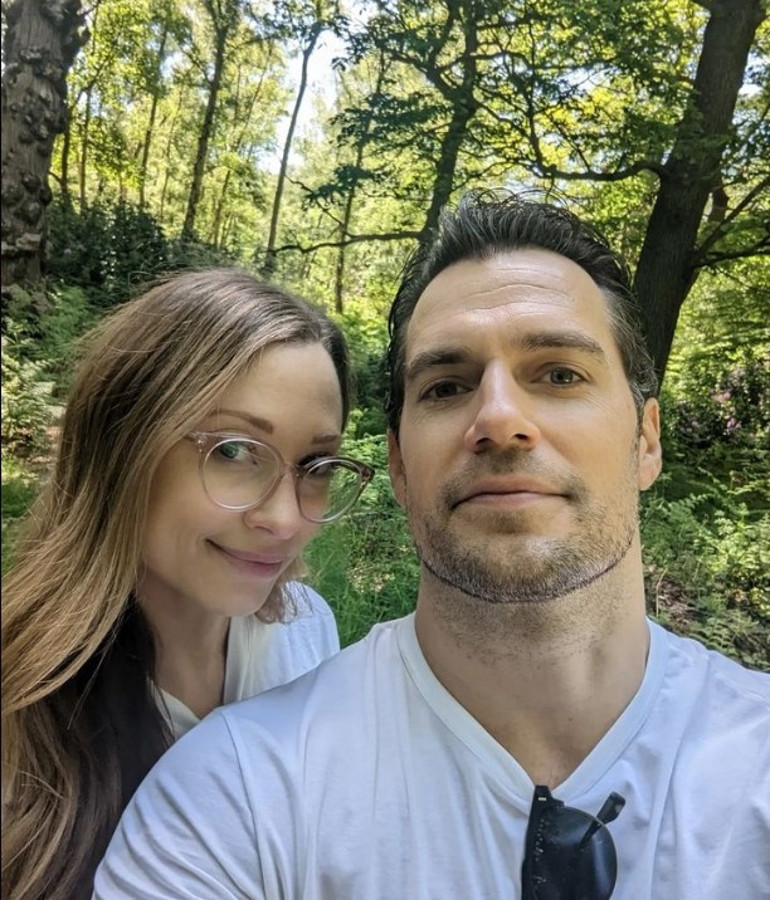 İşte kaybetti ama aşkta kazandı: Henry Cavill sevgilisiyle el ele görüntülendi