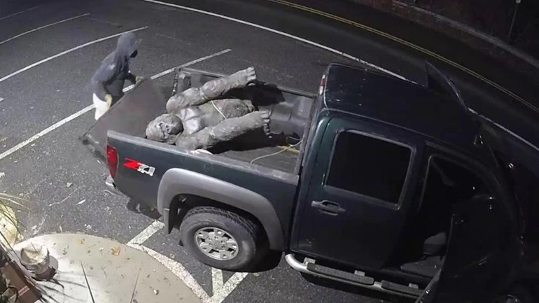 Antika dükkanından goril heykeli çaldı