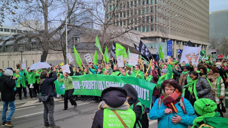Krizde yeni dalga: Fransa ve Belçikada binlerce kişi sokağa döküldü İngiltereden flaş karar...