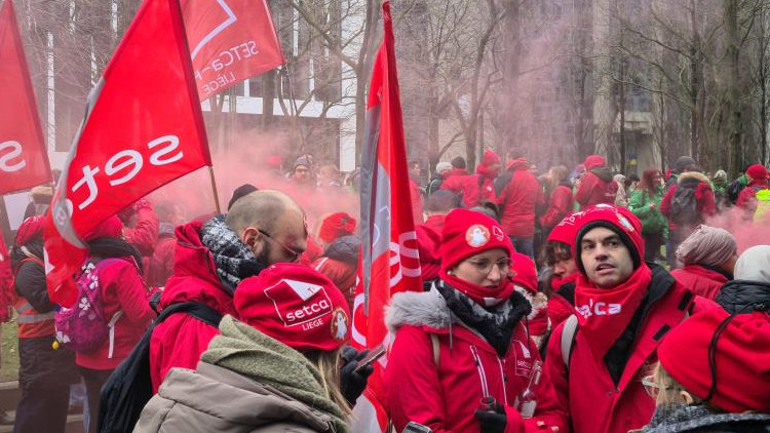 Krizde yeni dalga: Fransa ve Belçikada binlerce kişi sokağa döküldü İngiltereden flaş karar...