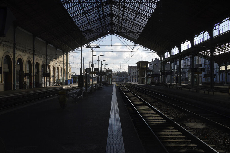 Krizde yeni dalga: Fransa ve Belçikada binlerce kişi sokağa döküldü İngiltereden flaş karar...