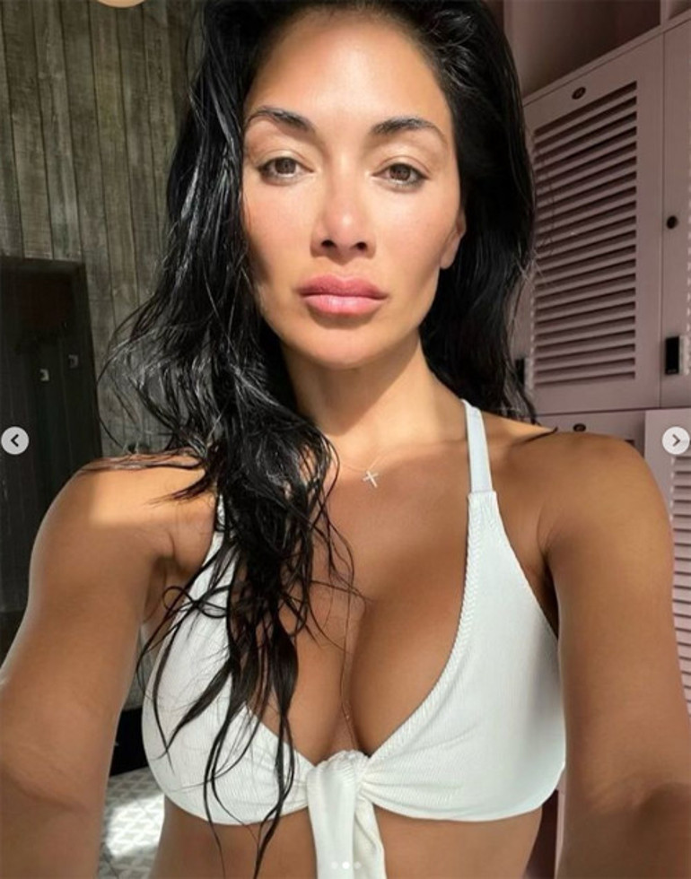 Gençliğimde vücudumu hiç sevmezdim, kimse görmesin diye bacaklarımı saklardım