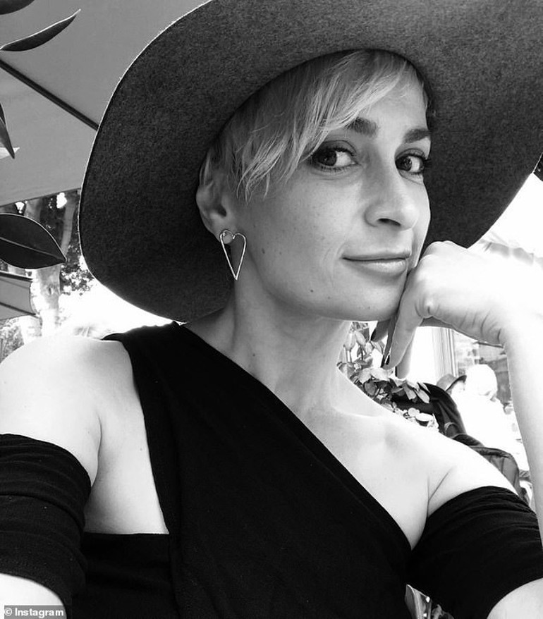 Ünlü yıldız film setinde görüntü yönetmenini ‘yanlışlıkla’ vurmuştu… Mahkemeden şok suçlamalar: Silah eğitimi sırasında telefonla konuşuyordu