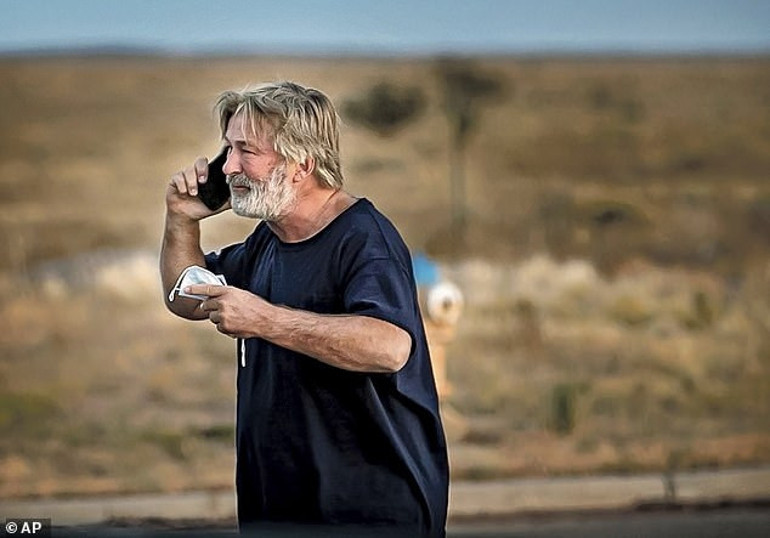 Ünlü yıldız film setinde görüntü yönetmenini ‘yanlışlıkla’ vurmuştu… Mahkemeden şok suçlamalar: Silah eğitimi sırasında telefonla konuşuyordu