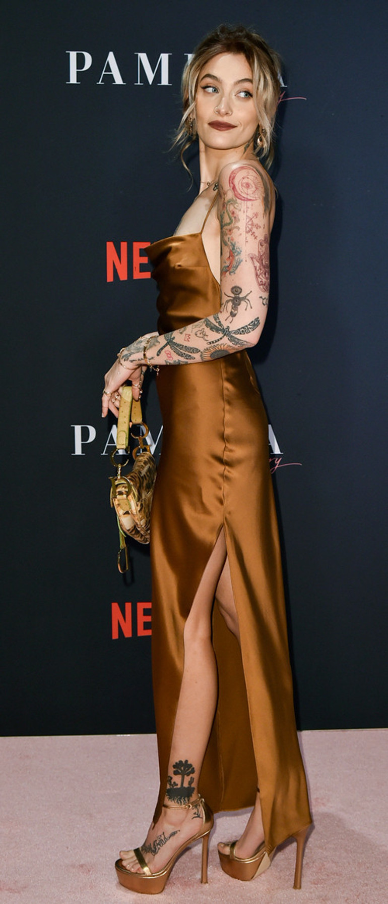 Dünya onun mavi gözlerini ilk kez cenaze töreninde gördü