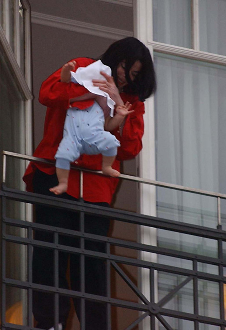 Dünya onun mavi gözlerini ilk kez cenaze töreninde gördü