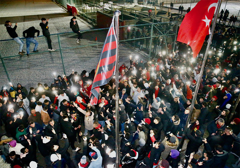 Eskişehirspor alacaklılardan borcu yoktur yazısı aldı, transfer tahtasını açtı Taraftarlar tesise akın etti...